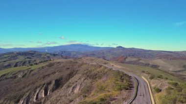 Toskana kırsalının panoramik görüntüsü