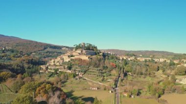Ortaçağ Tuscan köyü Cetona 'nın çarpıcı hava manzarası