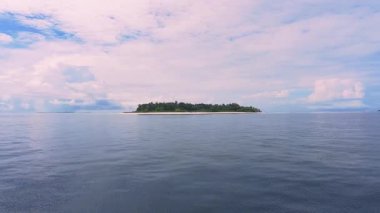 Okyanustan gelen tropik bir adanın muhteşem manzarası.