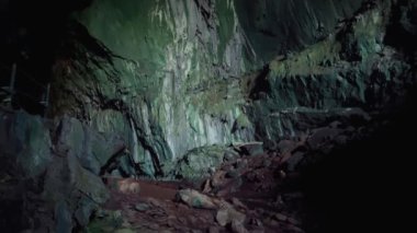 Malezya Borneo, Mulu Ulusal Parkı 'ndaki dünyanın en büyük mağaralarından birinin inanılmaz manzarası..