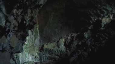 Malezya Borneo, Mulu Ulusal Parkı 'ndaki dünyanın en büyük mağaralarından birinin inanılmaz manzarası..