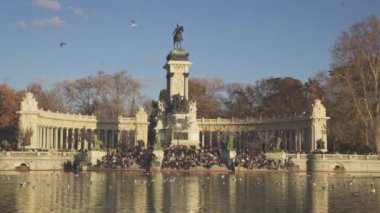 Gölden gün batımında Buen Retiro parkının muhteşem manzarası.