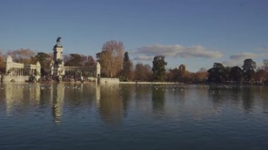 Gölden gün batımında Buen Retiro parkının muhteşem manzarası.