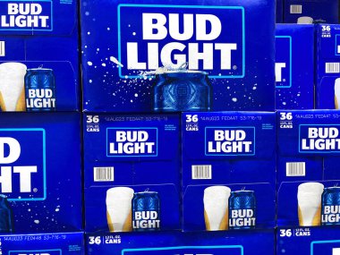 Bud Light Bira 36 kutu bira markette sergileniyor. - ABD - 2023