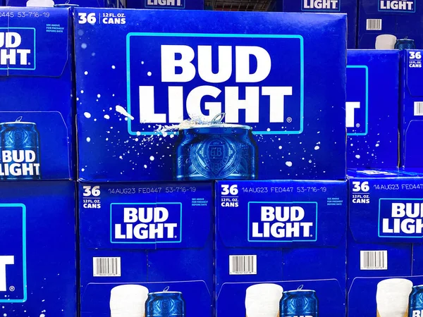 Bud Light Beer Canettes Bière Pack Affichage Épicerie États Unis Images De Stock Libres De Droits