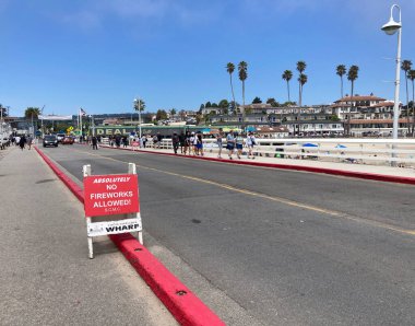 Santa Cruz rıhtımının manzarası 2 Temmuz 2023 'te havai fişeksiz açık hava tabelasıyla Santa Cruz, California, ABD