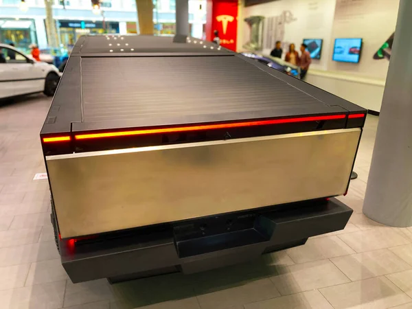 Vue Arrière Camion Futuriste Tesla Cybertruck Exposé Dans Showroom San Photo De Stock