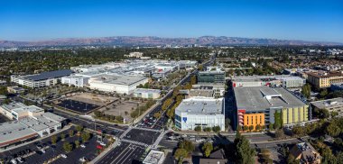 Westfield Valley Panayırı ve Santana Row alışveriş merkezlerinin ve çevresindeki yerleşim alanlarının panoramik görüntüsü. Manzaralı dağların uzak manzarası - San Jose, California, ABD - 27 Eylül 2024