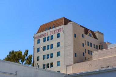 Tarihi Granada Tiyatrosu binasının dış görünüşü. - Santa Barbara, Kaliforniya, ABD - 27 Ağustos 2024