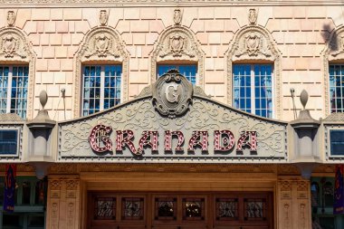 Granada Tiyatrosu 'nun ön cephesi. - Santa Barbara, Kaliforniya, ABD - 27 Ağustos 2024