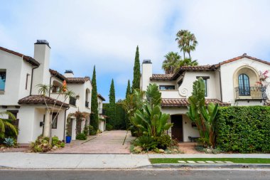 İspanyol tarzı evleri olan Santa Barbara manzaralı bir mahalle.