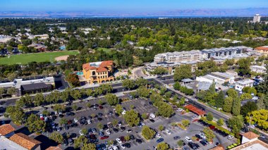 El Camino Real ve Middle Avenue kavşağındaki Menlo Park, Kaliforniya 'daki karışık kullanım ve yerleşim alanlarının hava görüntüsü..