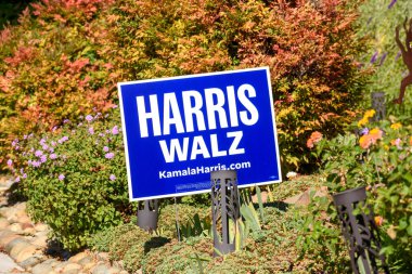 Harris Walz 'ın bahçesinde KamalaHarris.com web sitesi bağlantısı var. Bahçenin bahçesinde politik bir tabela. - Kaliforniya, ABD - 30 Eylül 2024