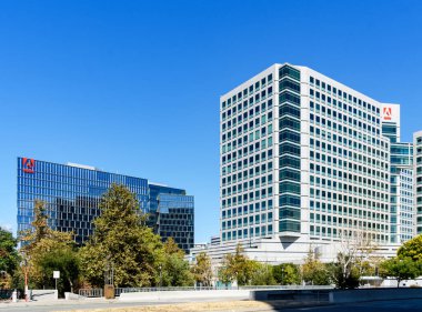Kampüs merkezindeki Adobe Dünya Merkezi binalarının dış görüntüsü. - San Jose, Kaliforniya, ABD - 15 Eylül 2024