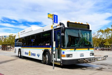 San Jose Diridon İstasyonu 'na bir elektrikli hibrit otoyol 17 ekspres otobüsü park edilmiştir. Ön manzara. Bisiklet parkı - San Jose, California, ABD - 15 Eylül 2024