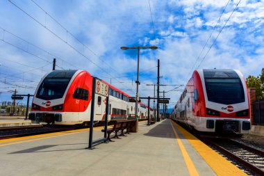 Caltrain çift katlı elektrikli Caltrain banliyö trenleri Stadler KISS, San Jose, California, ABD - 15 Eylül 2024