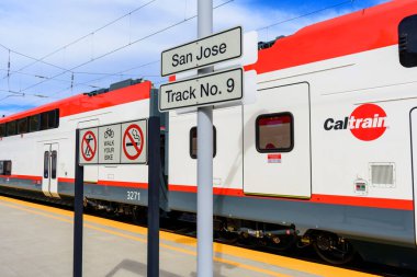 Caltrain elektrikli tren vagonunun yan görüntüsü San Jose Diridon İstasyonu 'ndaki 9. peronda, bisiklet ve sigara içme kısıtlamaları - San Jose, California, ABD - 15 Eylül 2024