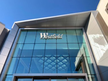 Westfield tabelası, Westfield Valley Fuar Merkezi girişinin üstündeki logo. - San Jose, Kaliforniya, ABD - 26 Eylül 2024
