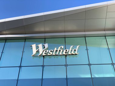 Westfield tabelası, Westfield Valley Fuar Merkezi girişinin üstündeki logo. - San Jose, Kaliforniya, ABD - 26 Eylül 2024