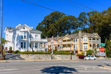 Batı Cliff Drive ve Beach Street 'in köşesinde çarpıcı beyaz bir malikanesi olan dekoratif Viktorya dönemi evlerinin dış görünüşü - Santa Cruz, California, ABD - 2 Ekim 2024