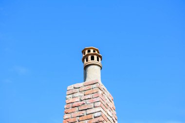 İki süslü dizayn edilmiş tuğla baca, temiz bir gökyüzüne karşı dizilmiş..