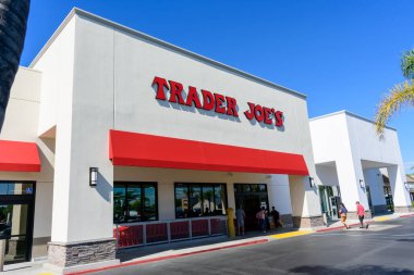 Tüccar Joe 'nun dükkanının dış görünüşü, koyu kırmızı bir tente ve tabela. Alışverişçiler aydınlık, güneşli bir günde mağazaya girerler - Santee, California, ABD - 22 Ağustos 2024