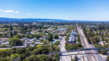 Mountain View, California 'daki banliyö manzarası. Central Express ve Ellis Avenue yolu üzerinde yaya köprüsü var.