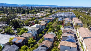 Mountain View, California 'daki yoğun modern banliyö yerleşim yerlerinin insansız hava aracı görüntüsü