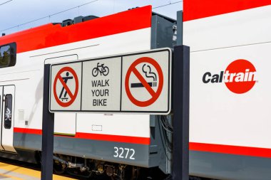 San Jose Diridon İstasyonu 'ndaki Caltrain elektrikli tren vagonunun yan görüntüsü, bisiklet ve sigara yasağı belirtileri - San Jose, California, ABD - 15 Eylül 2024