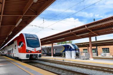 San Francisco 'ya giden Caltrain banliyö treni ve Amtrak Caltrans lokomotifi Diridon İstasyonu - San Jose, California, ABD - 15 Eylül 2024