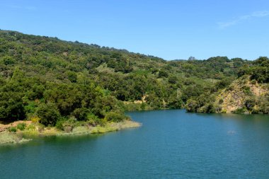 Stevens Creek Barajı 'nın sakin su yüzeyinin Santa Clara' da tam kapasite görüntüsü.