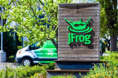 JFrog tabelası 25 Nisan 2024 'te Silikon Vadisi - Sunnyvale, Kaliforniya - Sunnyvale, ABD' deki yazılım kuruluş merkezinde sergilenmektedir.