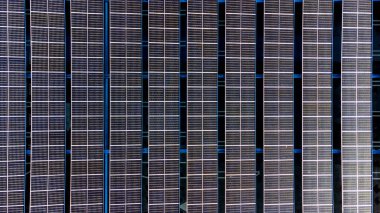 Otoparkın çatısına monte edilmiş güneş panelleri PV modüllerinin havadan aşağı fotoğrafı.