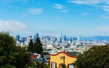 Dolores Heights 'tan San Francisco manzaralı yerleşim yerleri ve şehir merkezindeki gökdelenler