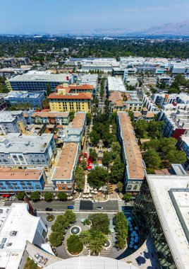 Santana Row yerleşim ve ticaret bölgesi manzaralı sokak, modern mimari ve hareketli etkinlik - San Jose, California, ABD - 14 Temmuz 2024