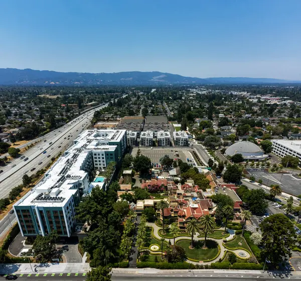 Winchester Gizem Evi Müzesi ve Hanover Winchester Apartmanı 'nın havadan görünüşü. 280 no 'lu otoyol San Jose, California, ABD - 14 Temmuz 2024