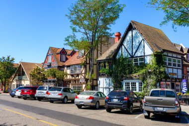 Geleneksel Hollanda yarım keresteli binalar, park edilmiş arabalar - Solvang, California, ABD - 28 Ağustos 2024