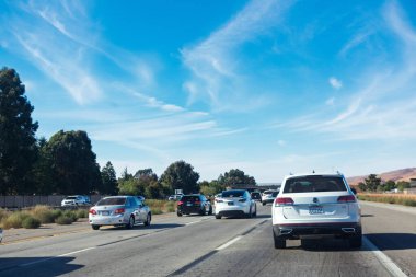 Kaliforniya 'da 101. Otoyol' un kuzey şeritlerinde yoğun trafik var. - San Jose, Kaliforniya, ABD - 20 Ekim 2024