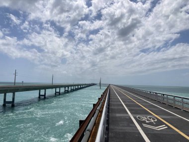 Florida Keys 'teki Seven Mile Köprüsü' nün yaya bölümünün manzarası..