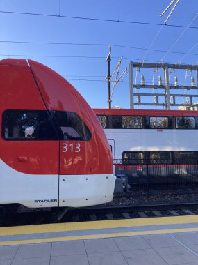 Bir Stadler 'ın ön bölümü 19 Aralık 2024' te Sunnyvale, Kaliforniya 'da bir tren platformu tasarladı.