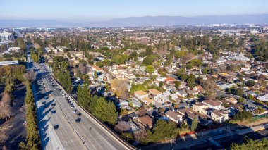 Sunnyvale, California 'da S Mathilda Bulvarı yakınlarında bir banliyö manzarası..