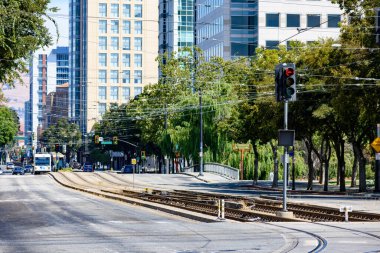 San Carlos Caddesi, San Jose şehir merkezi, modern ofis binaları, VTA hafif tren yolları ve şehir trafiği - San Jose, California, ABD - 15 Eylül 2024