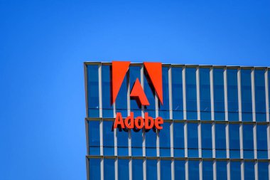 Adobe tabelası, şirket binasının ön cephesinde logo. - San Jose, Kaliforniya, ABD - 15 Eylül 2024