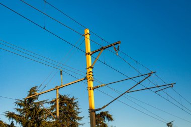 Kafasında elektrik kabloları olan bir demiryolu direği..