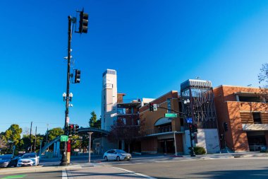 Bir Caltrain istasyonu, bir saat kulesi ve modern bir otoparkın yer aldığı şehir merkezi kavşağı. - Sunnyvale, Kaliforniya, ABD - 23 Ocak 2025