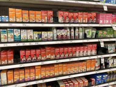 ibuprofen, asetaminofen ve doğal ilaçlar gibi çocuk sağlığı ürünlerinin olduğu, Kaliforniya, ABD - 26 Temmuz 2024 'te birden fazla rafta düzenli olarak stoklandığı bir perakende satış mağazasının yakın görüntüsü