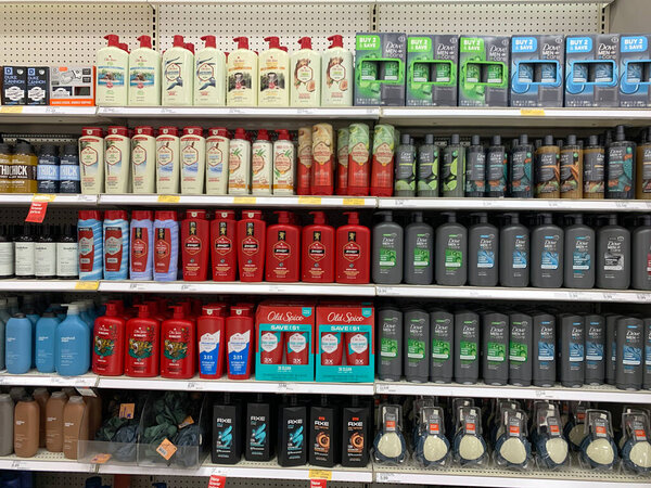 Магазин гигиены мужчин предметы первой необходимости, в том числе мытье тела, шампунь, и подарочные наборы, с четкими этикетки бренда и ценники видны - Калифорния, США - 29 января 2025