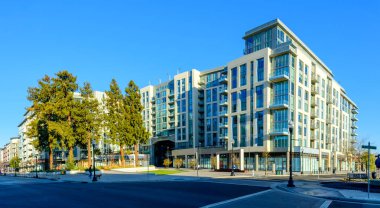 Camdan balkonları ve gösterişli mimarisi olan, Sunnyvale, California, ABD - 28 Ocak 2025