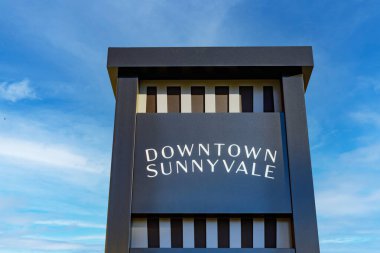 Sunnyvale şehir merkezinin girişini gösteren modern anıt levhası Sunnyvale şehir merkezi - Sunnyvale, California, ABD - 28 Ocak 2025