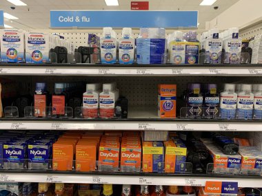 Soğuk ve Soğuk algınlığı bölümünde Mucinex, NyQuil, DayQuil ve Delsym dahil olmak üzere çeşitli soğuk algınlığı ve grip ilaçlarının sergilendiği bir perakende mağazası - Kaliforniya, ABD - 29 Ocak 2025